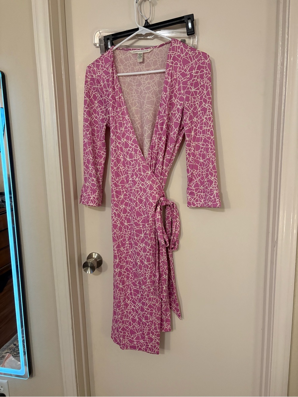Diane Von Furstenberg Pink Abstract Print Wrap Robe size 6